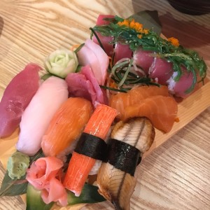 Niguiris , Sashimi y rollo del dia