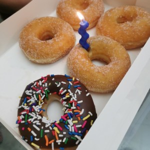 Media docena de donuts variados (azucaradas y chispas) 