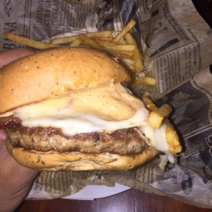 Oh Cheese Burger: mix de quesos, spicy bacon y carne de res ?