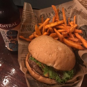 Hamburguesa con cerveza artesanal.