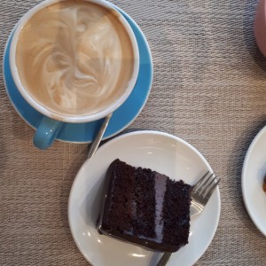 dirty chai (latte chai con un shot de espresso) y pastel de chocolate 