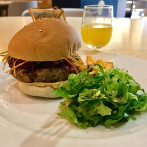 hamburguesa vegetariana de lentejas y garbanzo compactado con avena