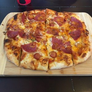 Pizza La Interiorana con Salami