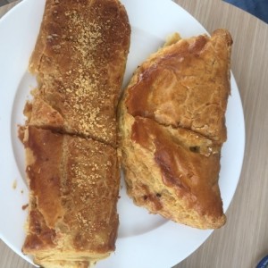 pastelito de pollo y pastelito de ricotta y espinaca