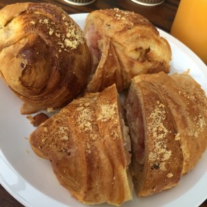 Croissant de Jamon y Queso Crema 