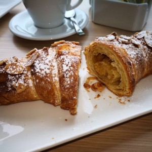 Croissant Relleno de Crema de Almendra