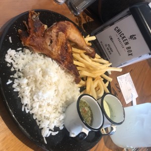 Pollo asado con arroz y papas