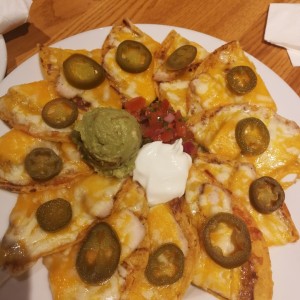 classic nachos con "extra" de guacamole