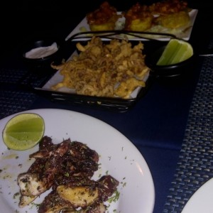 Entrada de pulpo, calamares y patacones rellenos