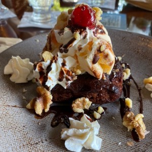 Brownie con helado