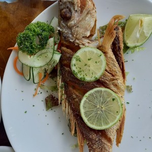 PLATOS FUERTES - Pargo Frito