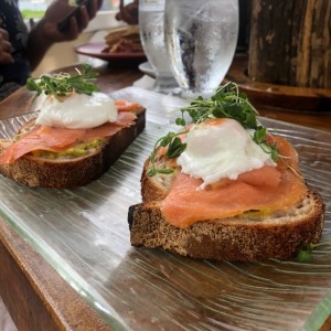 Tostada de Salmon