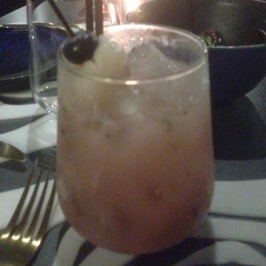 coctel con gin, blueberries y coco