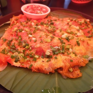 carpaccio de mero sobre cama de yuca tostada