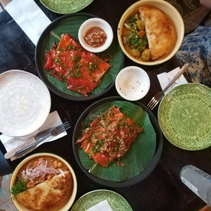 Yuca tostada con ceviche y concolon