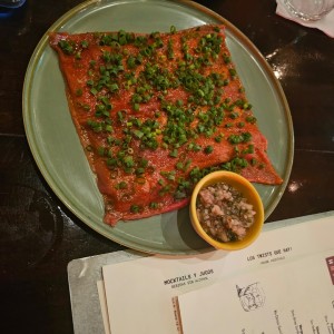 Yuca Tostada con Carpaccio de Atun