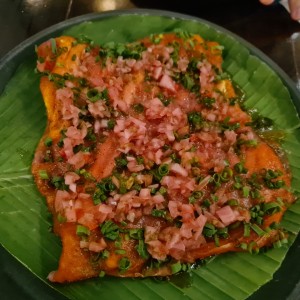 carpaccio de salmon con patacones