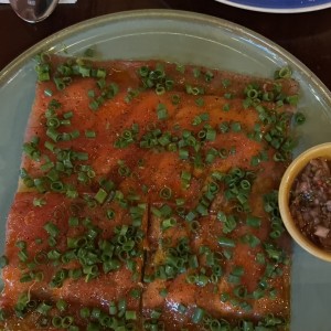 Yuca Tostada con Carpaccio de Atun