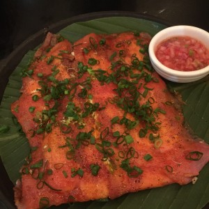 yuca tostada con carpaxxio se atun 