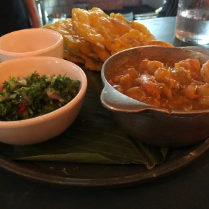 Camarones al Ajillo con Patacones