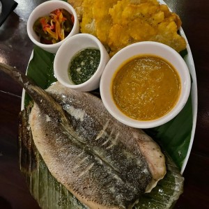 Corvina al bijao con salsa de tamal y patacones