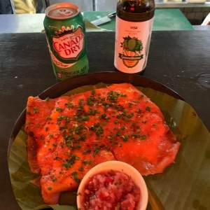 Yuca tostada con carpaccio de tuna