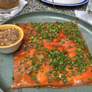 Yuca Tostada con Carpaccio de Atun