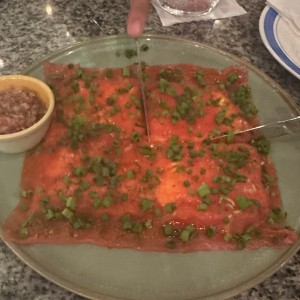 Yuca Tostada con Carpaccio de Atun