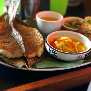 Pescado con salsa al escabeche, tamal de olla y al ajillo