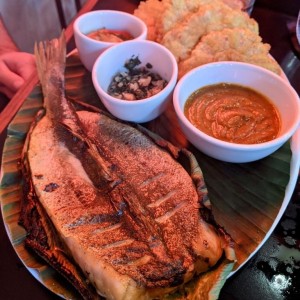 corvina con tamal de olla y patacones 