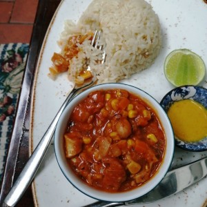 Puerco ahumado con frijoles y arroz con coco