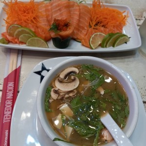 sopa miso y sashimi de salmon como entrada