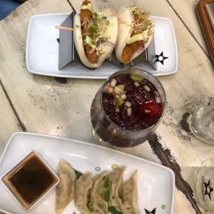 bao de pescado y gyosas de puerco