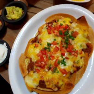 nachos con queso y chili con carne