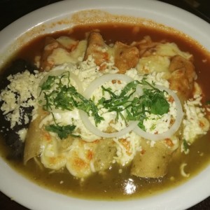 Enchiladas con salsas divorciadas