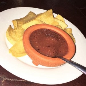 chips y salsa de cortesia