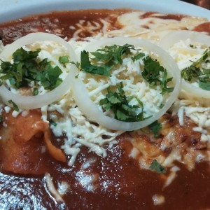 enchiladas en salsa roja