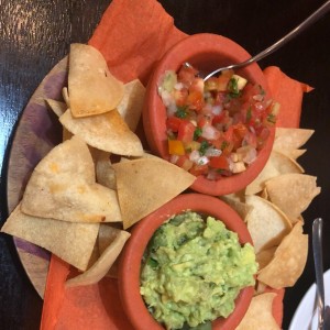 Guacamole Totopos y salsa