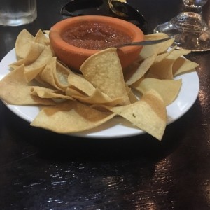 Nachos con Salsa de Tomate