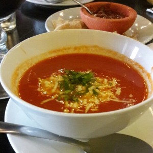 sopa de tomates con queso