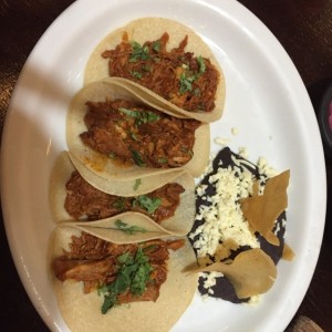 Taco de cochinilla pibil.