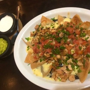 Nachos 3 quesos con pollo