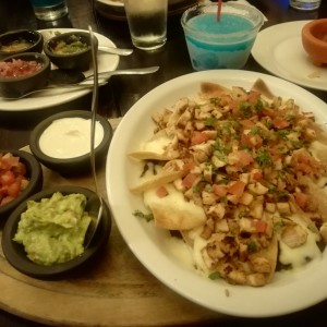 Nachos con pollo + Margarita Agave Azul