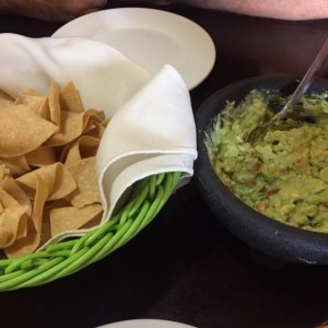 guacamole con chips