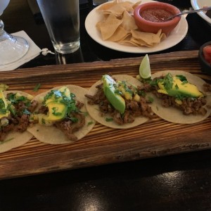 Tacos al pastor con aguacate 