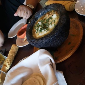 Queso fundido con chicharron