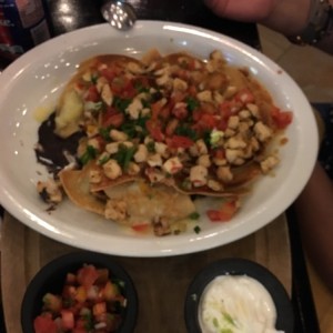 Nachos tres quesos con pollo