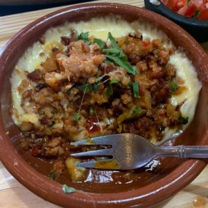 Queso fundido con chorizo