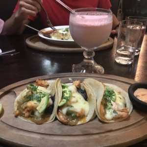 Tacos Langostinos Gobernador con Batido de Fresa con Helado 