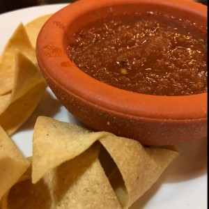 Chips con salsa de la casa